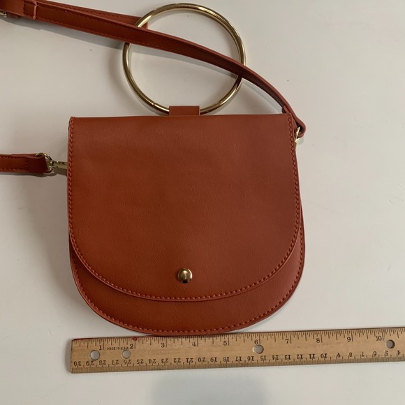 Shiraleah Andrea Leather Brown Saddle Bag Crossbody Bag with gold O handle NWOT - Picture 4 of 5